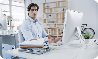 Manager using equidesk on desktop
